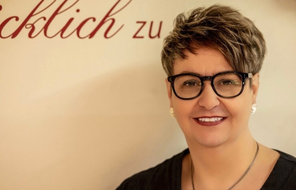 Sälü, ich bin Karin und habe meine Leidenschaft für Haare und Menschen vor 30 Jahren zu meinem Beruf gemacht. Die Frage, welchen Beruf ich gerne ausüben möchte, hat mir nie Kopfzerbrechen bereitet. Schon als kleines Kind war Coiffeuse mein absoluter Traumberuf.
Ich liebe es mit dem Calligraphen die Frisur in die Haare zu calligraphieren.
Den Part im Barberbereich gibt mir Abwechslung zur meditativen Arbeit des wickeln der Dauerwelle und der Kreativität der farbigen Strähnen-Techniken.